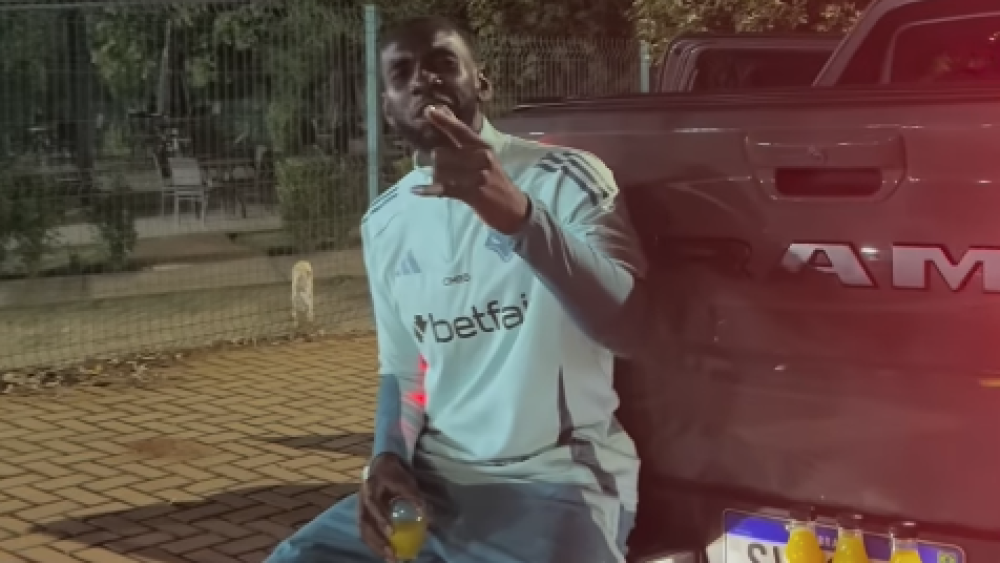Bolasie celebra goleada do Cruzeiro com funk, dança e suco de laranja