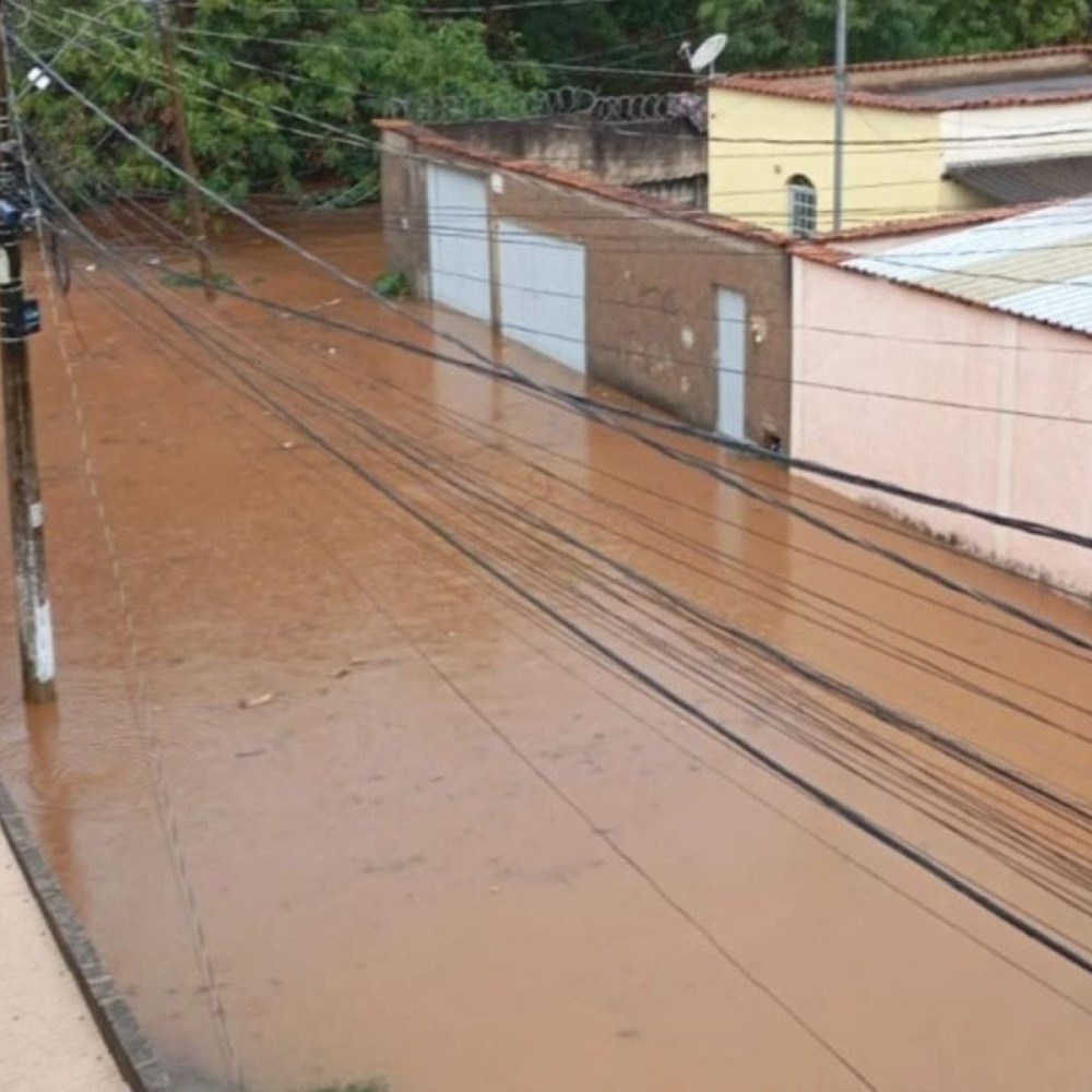 BH: Barreiro enfrenta alagamentos em ruas e avenidas após forte chuva nesta segunda-feira