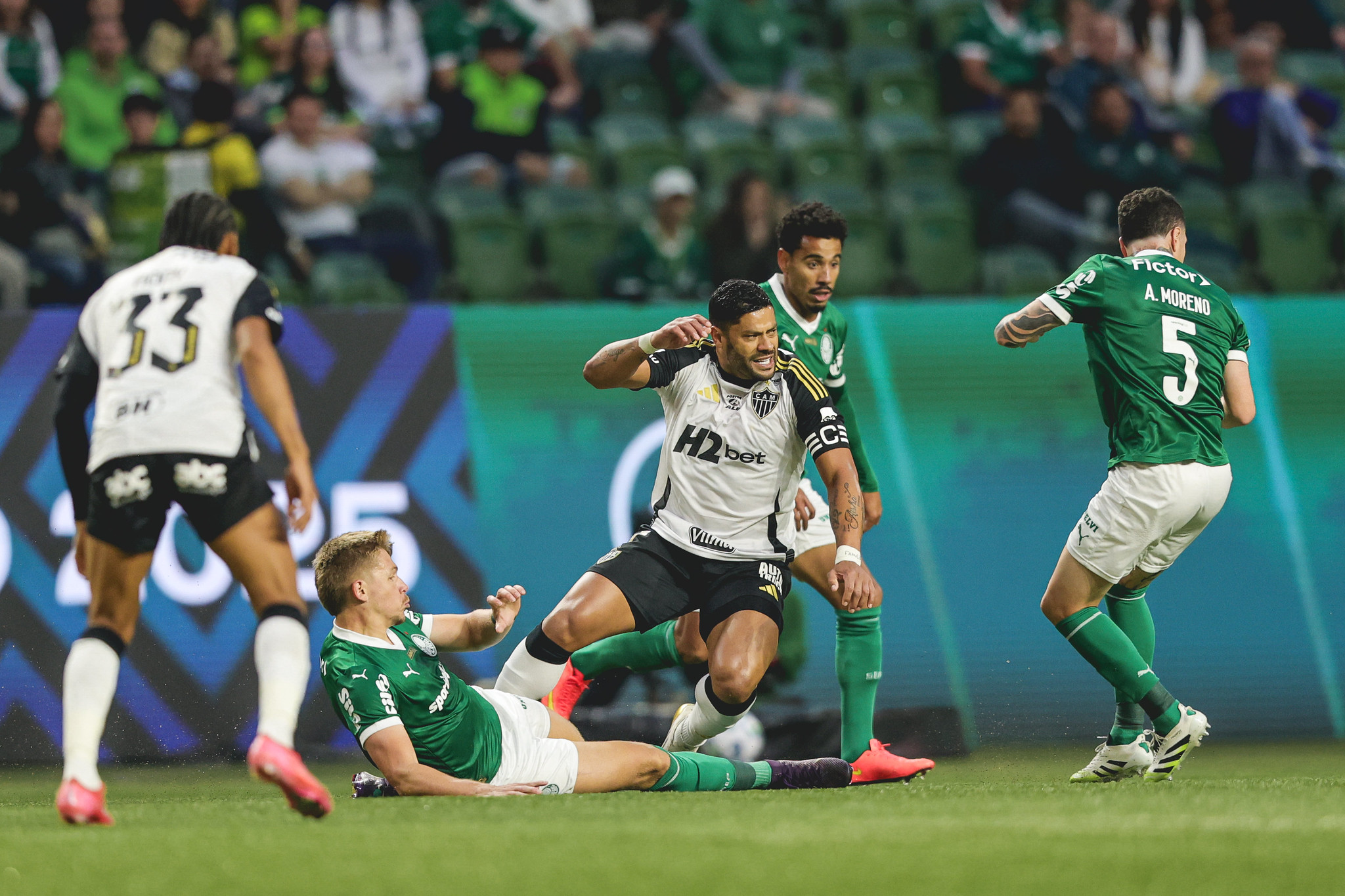 Hulk marca dois gols, mas Atlético perde para Palmeiras no Brasileirão