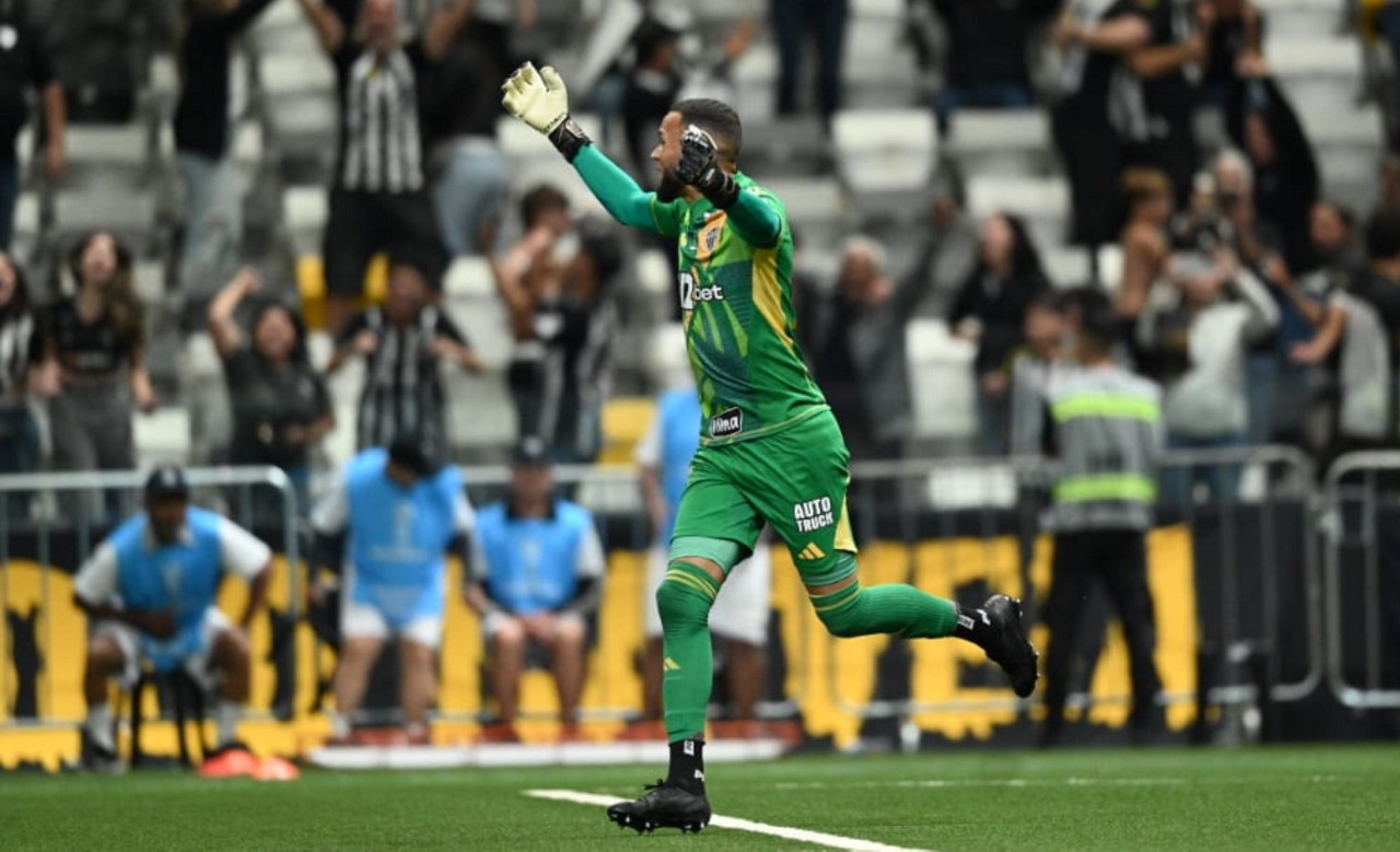 Everson brilha, e Atlético avança na Sul-Americana após derrota no tempo normal