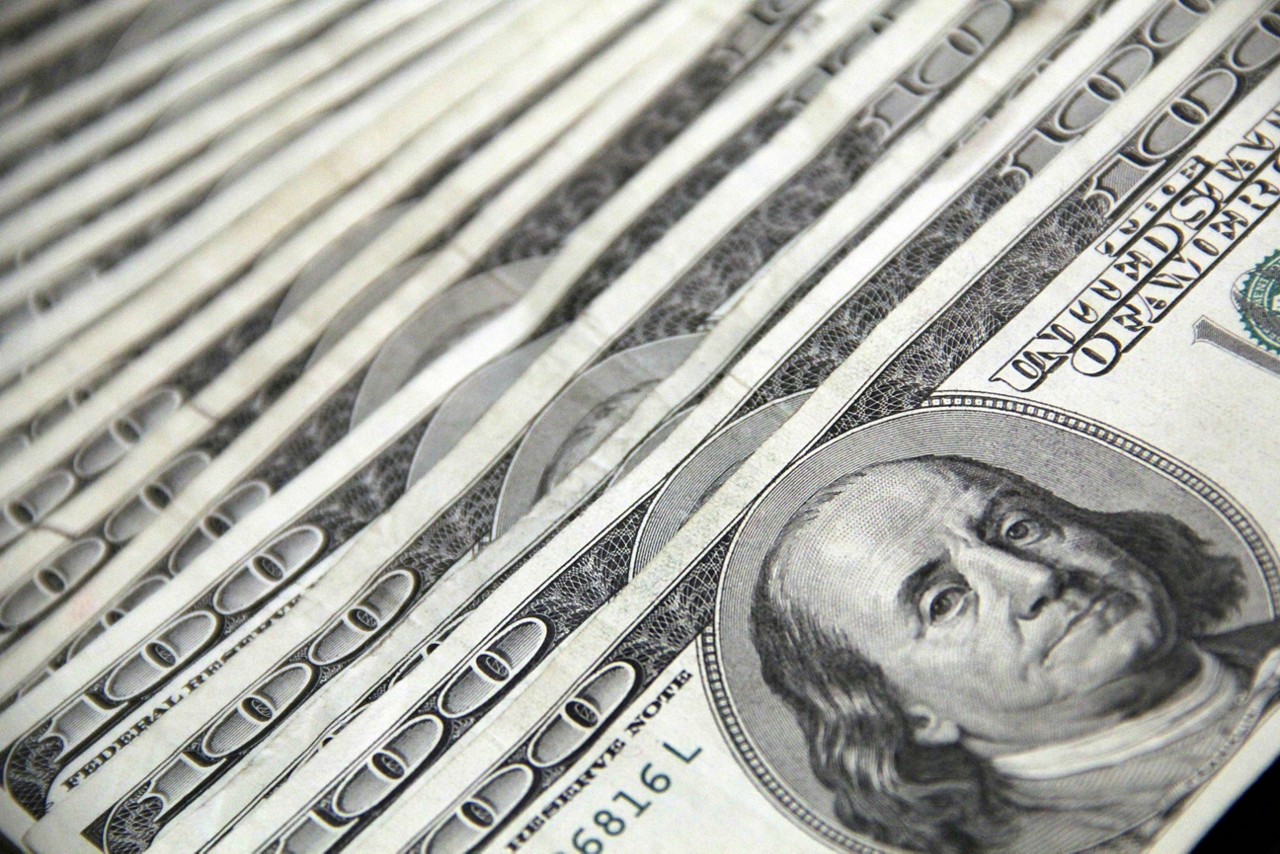 Incertezas sobre tarifaço de Trump impulsionam alta do dólar