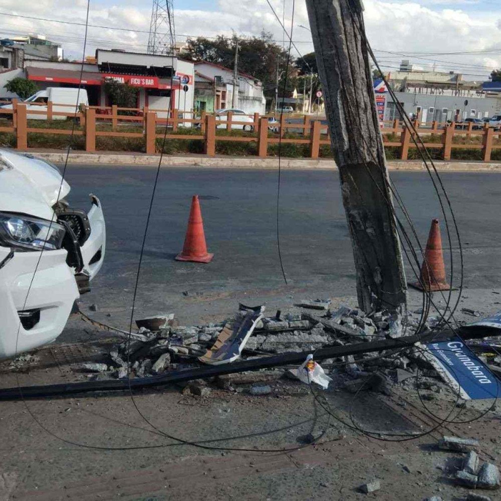 Acidente em Contagem deixa motorista ferido após colisão em poste