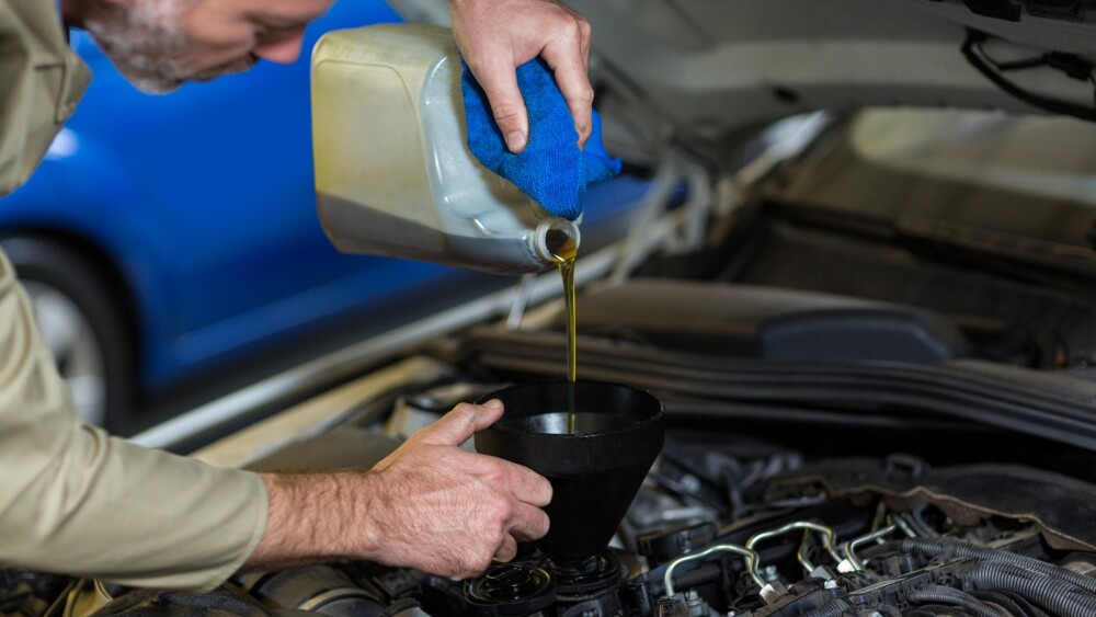 Por que a temperatura do motor é importante durante a troca de óleo