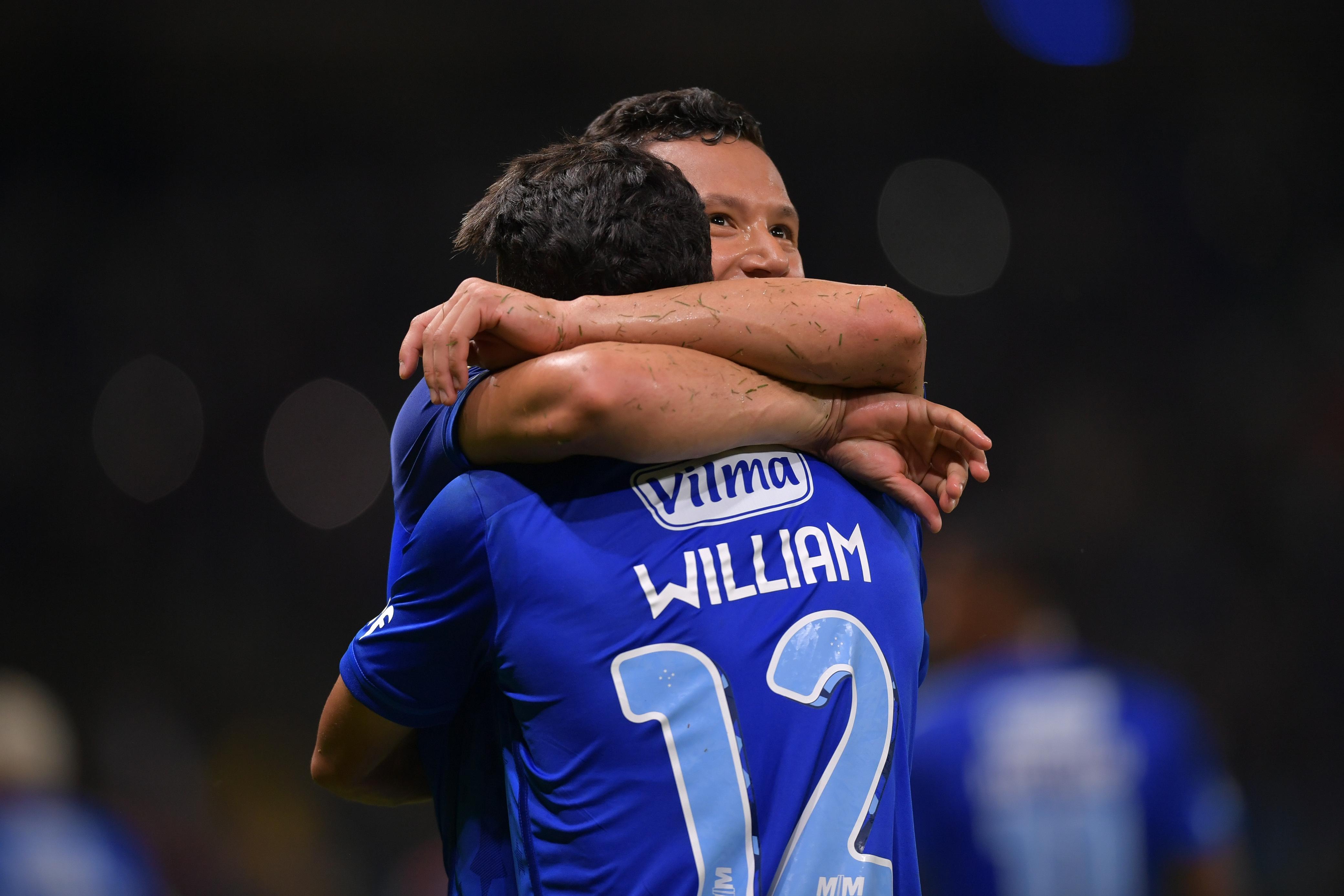 William brinca sobre Marlon em Cruzeiro x Grêmio: 'Porrada nele!'