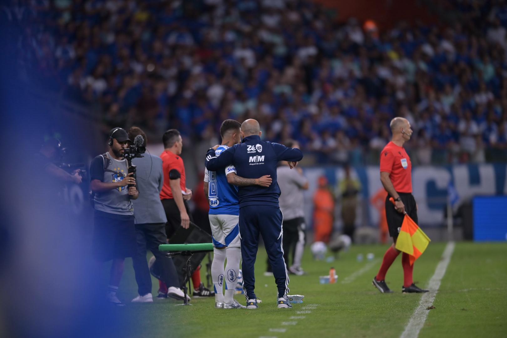 Leonardo Jardim comenta sobre reforços do Cruzeiro e alfineta rivais do Brasileirão
