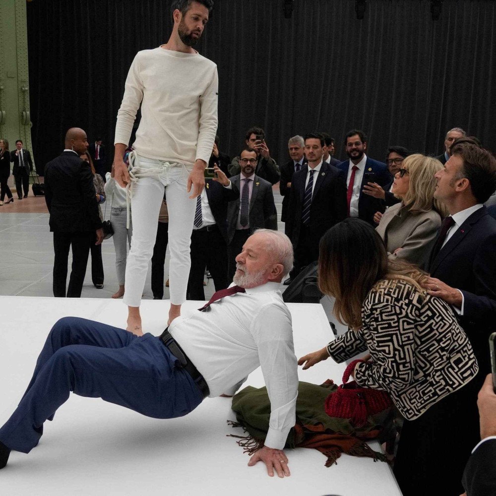 Lula tenta reproduzir movimentos de acrobata durante evento na França