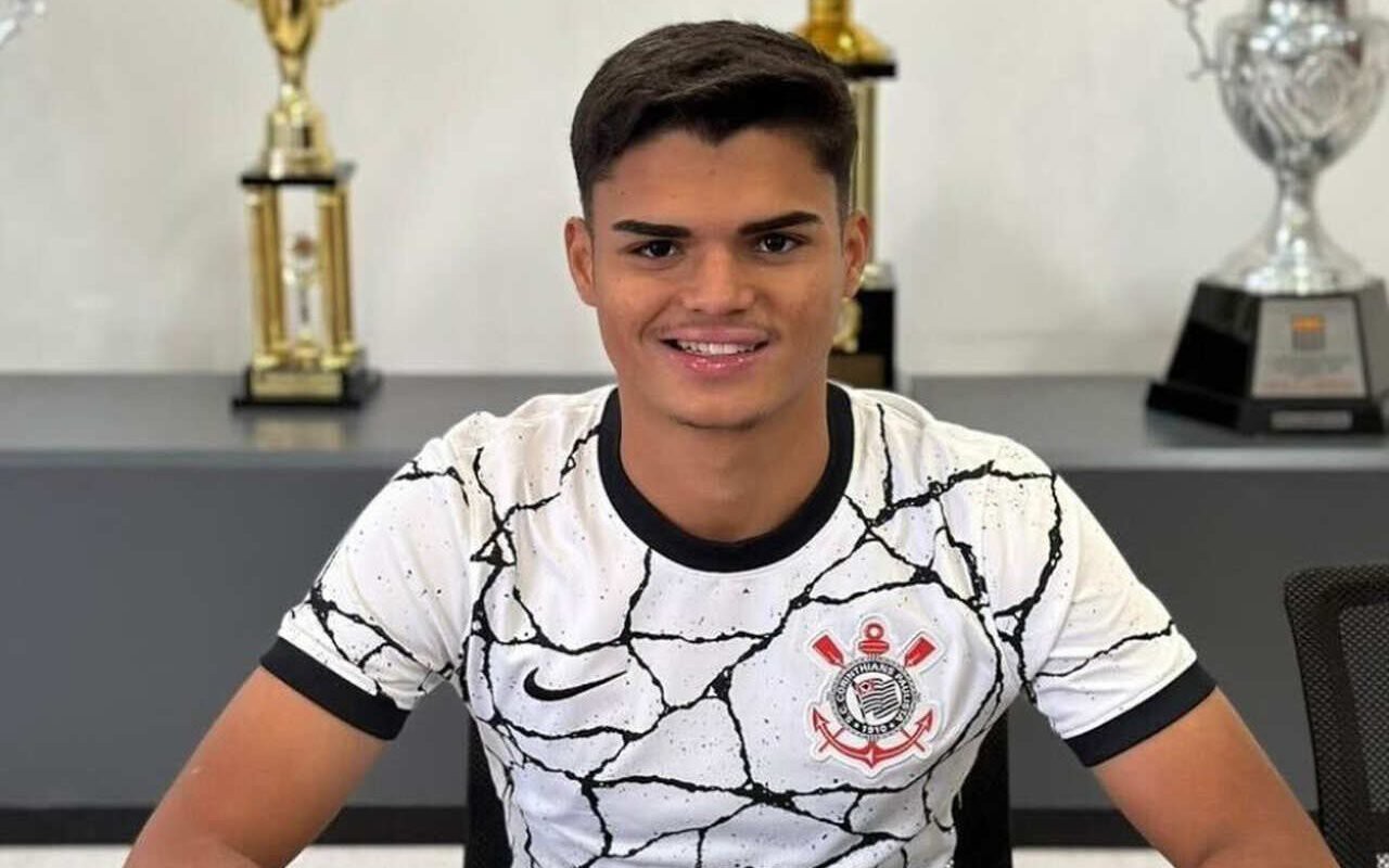 Corinthians renova com zagueiro da base e fixa multa em R$ 180 milhões