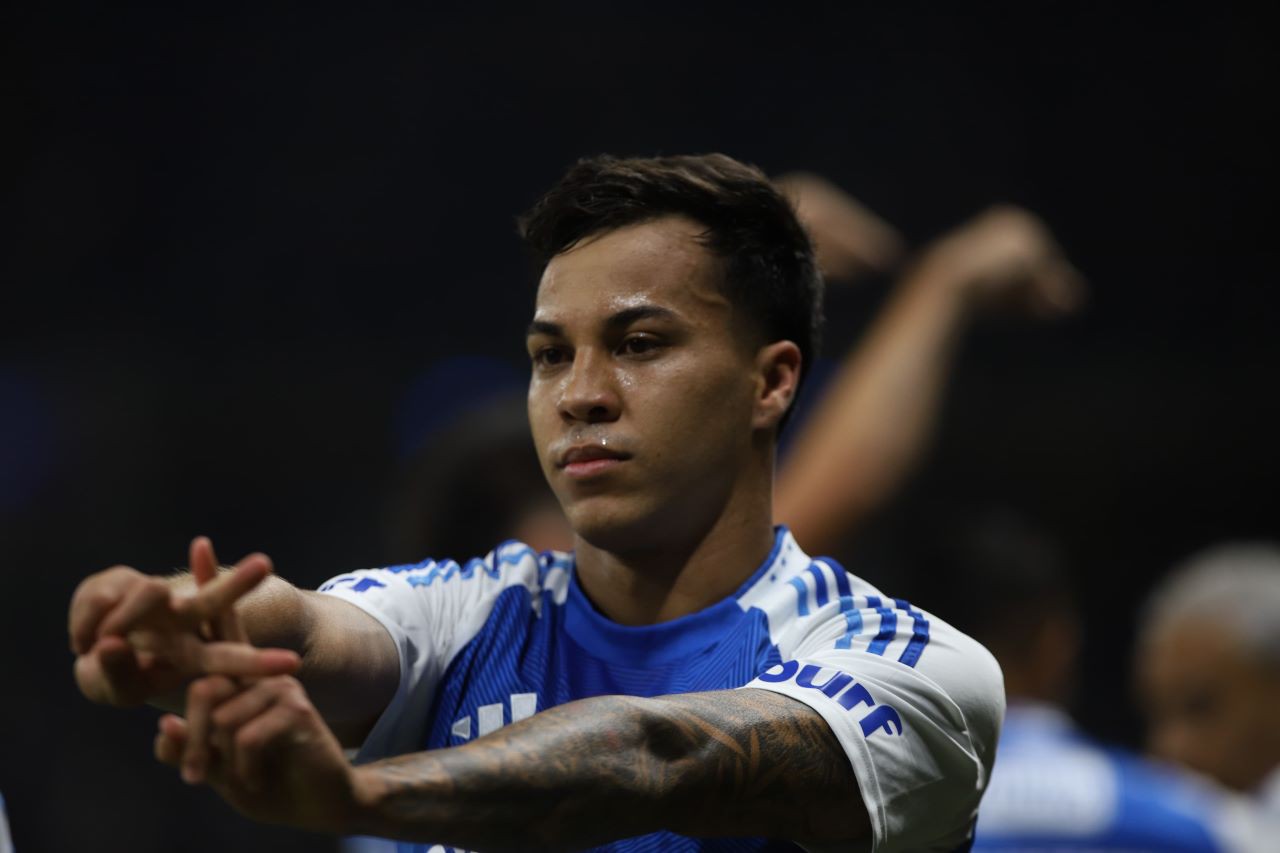 Kaio Jorge marca hat-trick e Cruzeiro vence Grêmio com goleada no Mineirão