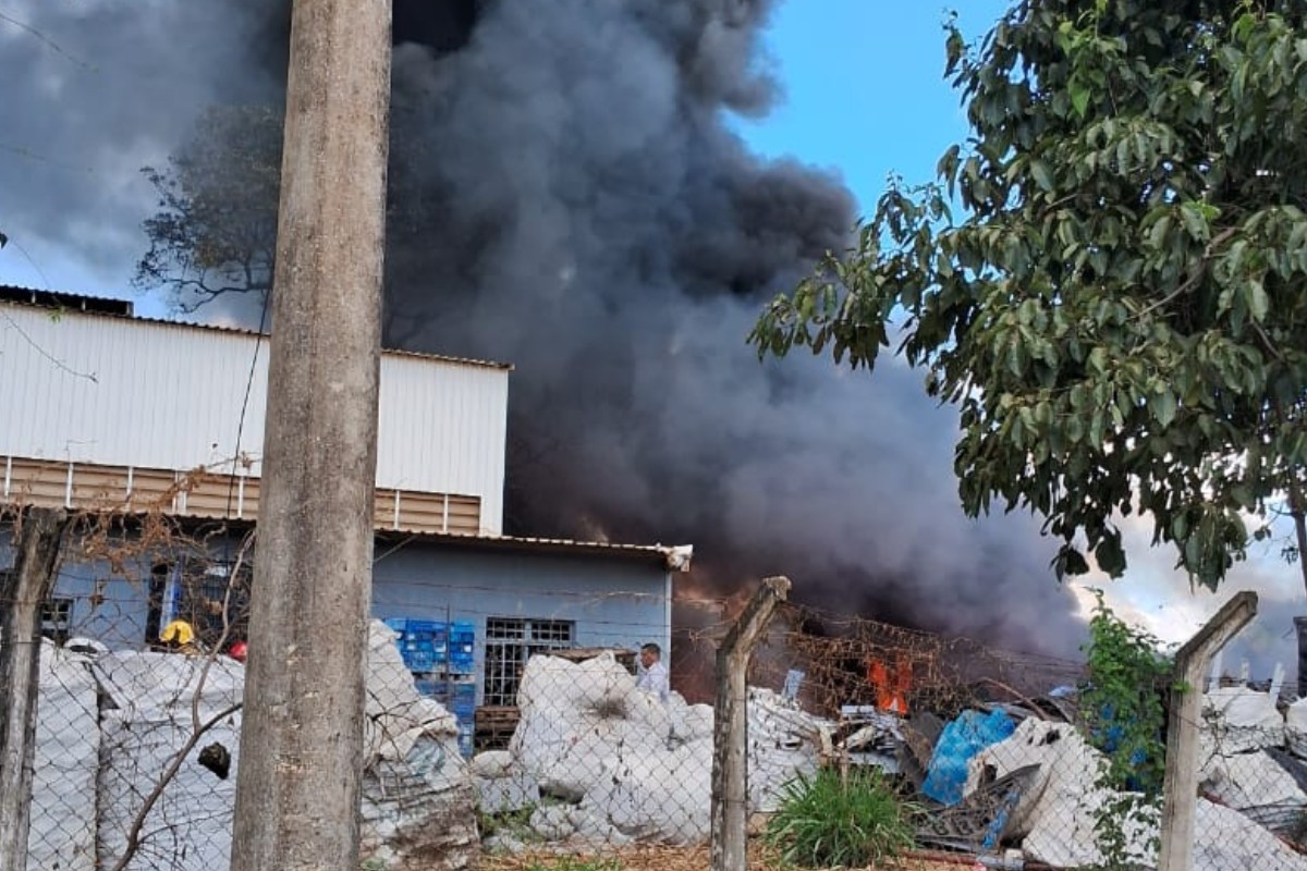 Incêndio de grandes proporções em empresa de materiais plásticos na BR-381