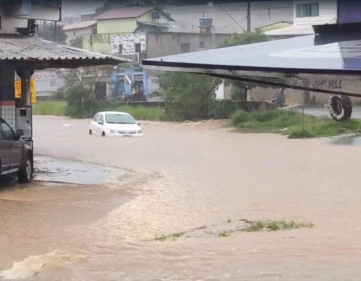 Sete pessoas são resgatadas em inundações e enxurradas em 32 minutos