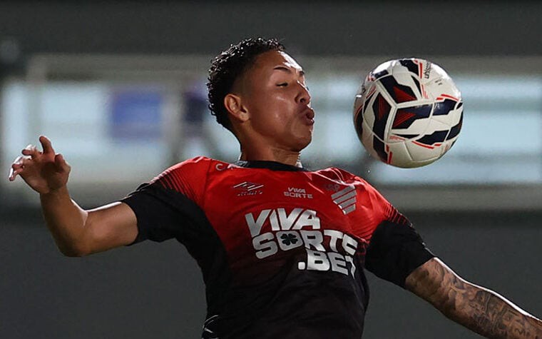 De reserva no sub-20 à titular na Série B, Kauã Moraes assume a lateral do Athletico