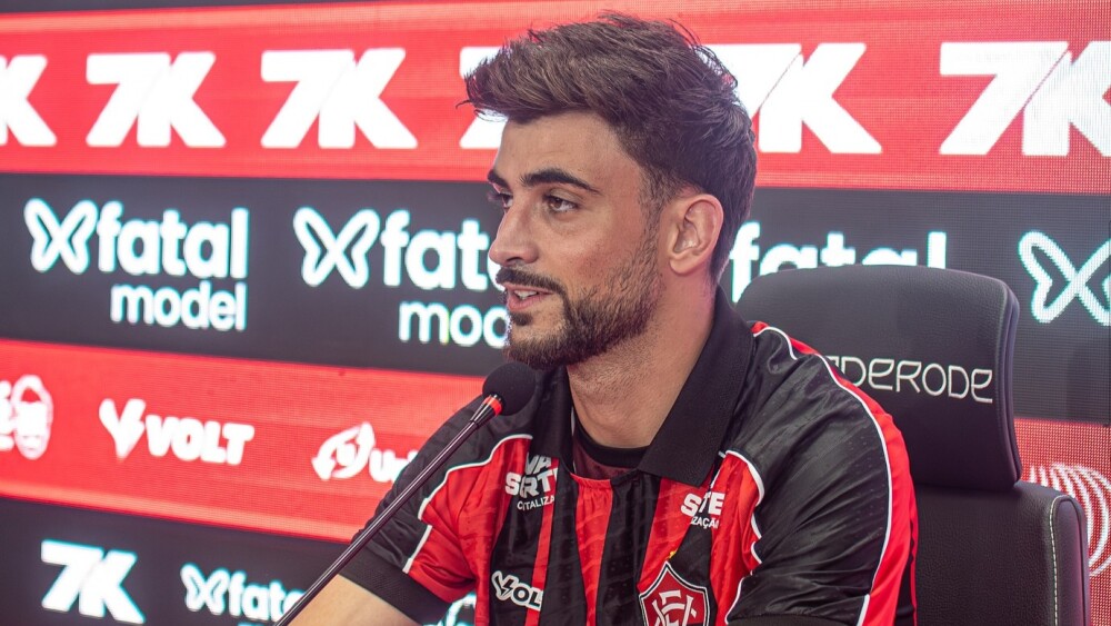 Apresentado no Vitória, volante explica motivo da troca de Portugal pelo Brasil