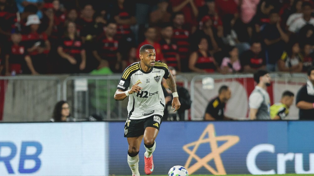 Rizek se espanta com fase de Júnior Santos no Atlético: 'Apanhando da bola'