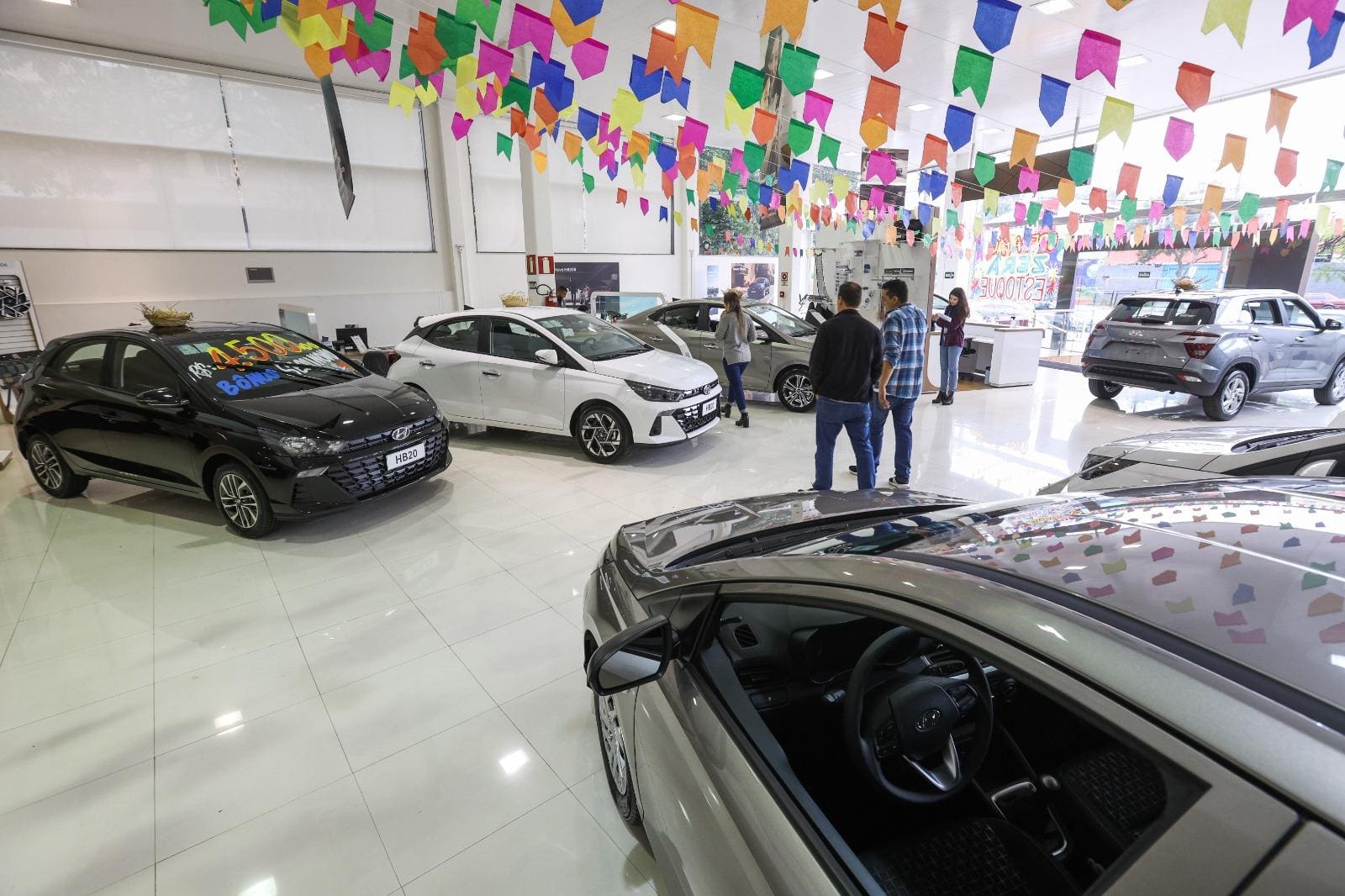 Com juros elevados, Fenabrave reduz expectativa de crescimento das vendas de veículos em 2025