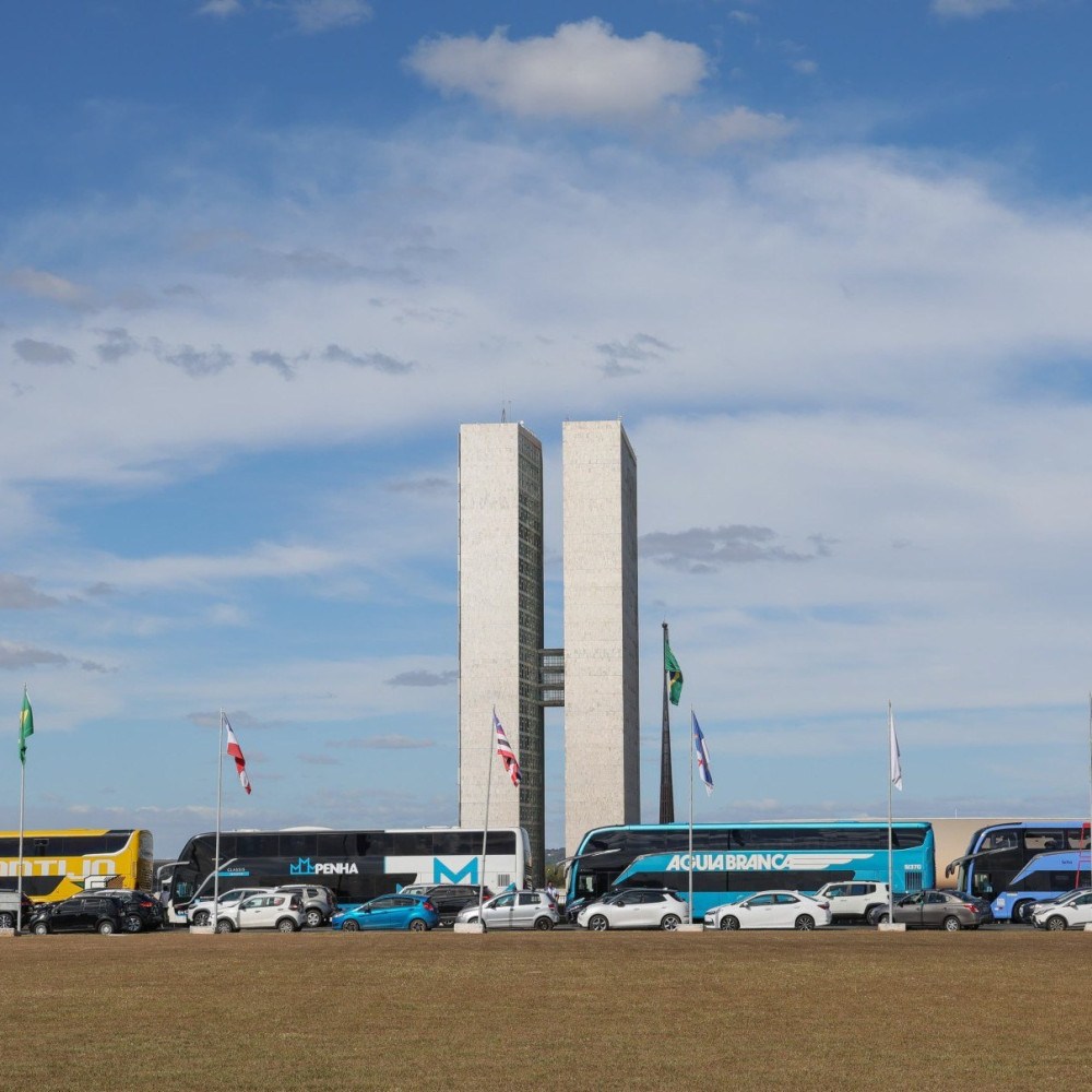 Empresas mineiras expõem ônibus de viagem em frente ao Congresso Nacional