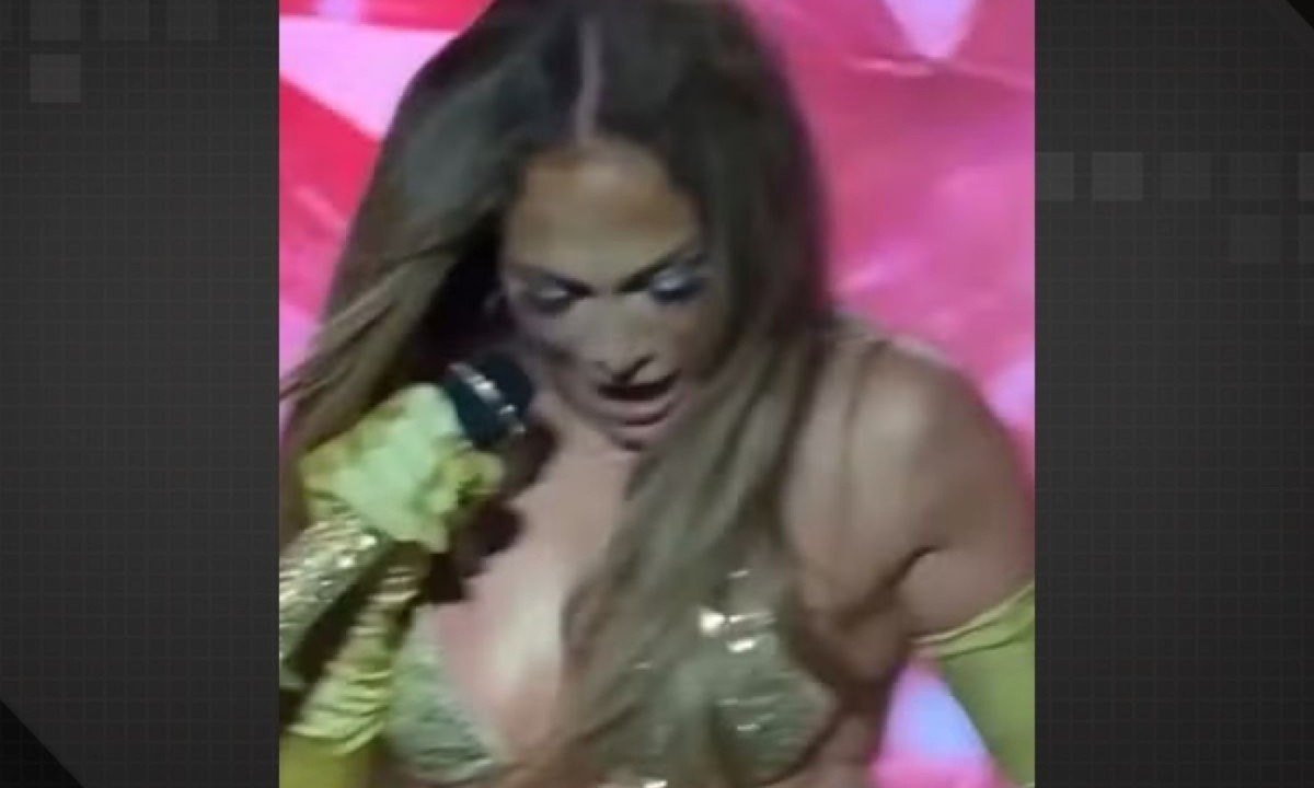 Saia de Jennifer Lopez cai durante show em Varsóvia