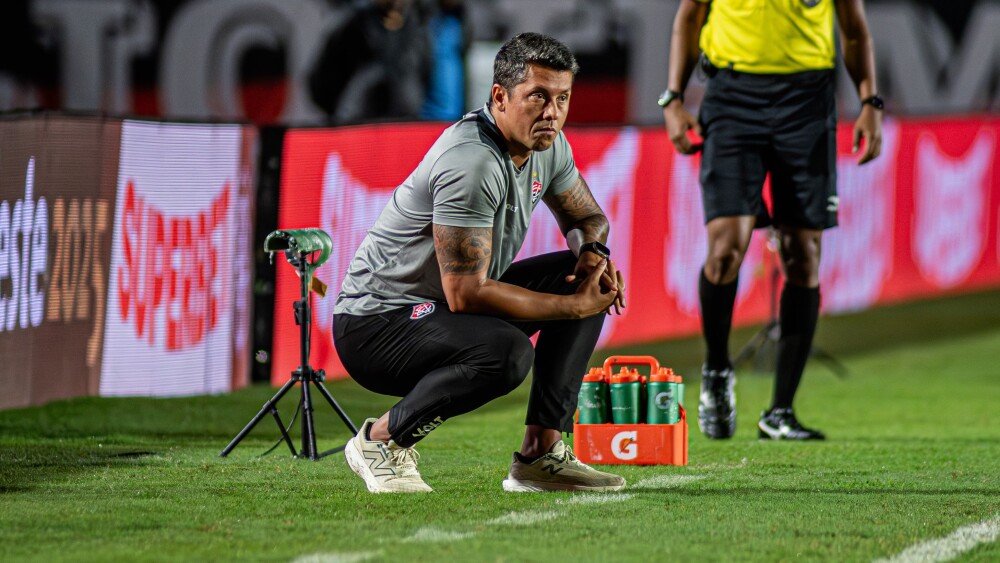 Pressionado no Vitória, Thiago Carpini garante permanência: 'Nada muda'