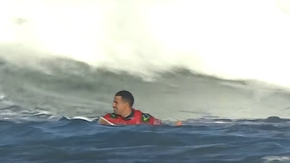 Ítalo supera repescagem e tubarão e avança em Jeffreys Bay