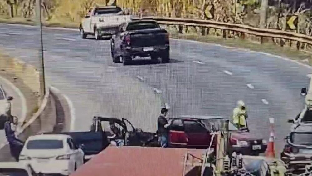 Acidente causa interdição no Anel Rodoviário em Belo Horizonte e gera congestionamento de 7 km