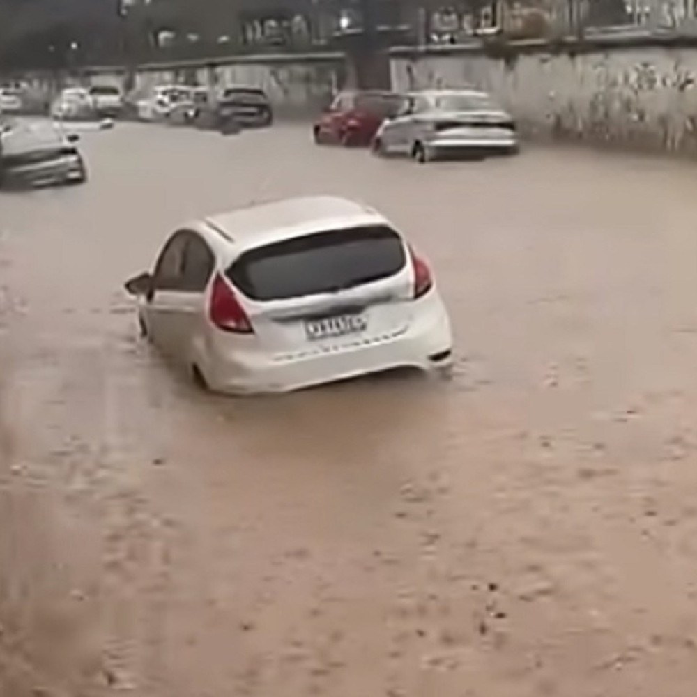Temporal em São João del-Rei causa danos com granizo e alagamentos
