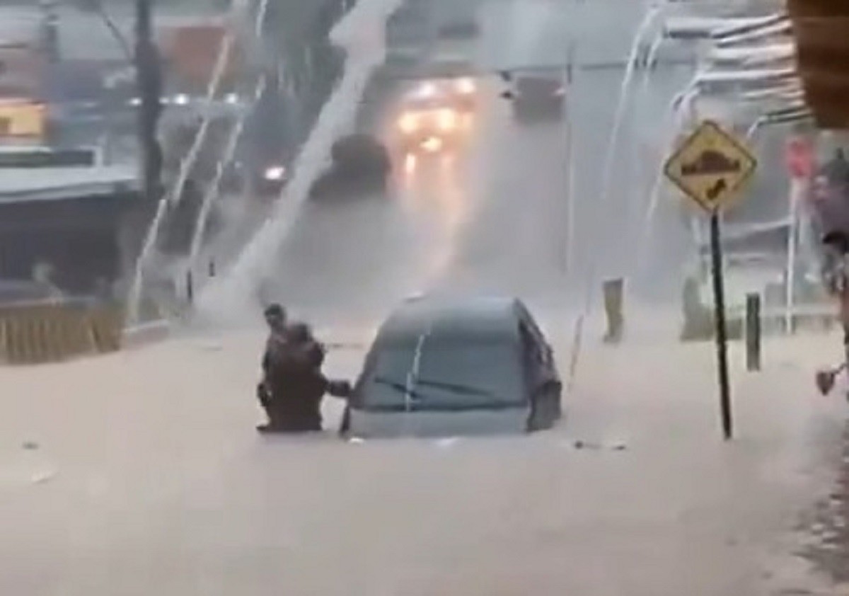 Criança resgatada de carro ilhado em Santa Luzia durante forte chuva