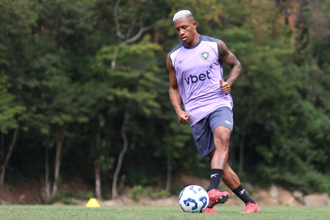 Danilo começa treinos no Botafogo e pode estrear contra o Corinthians