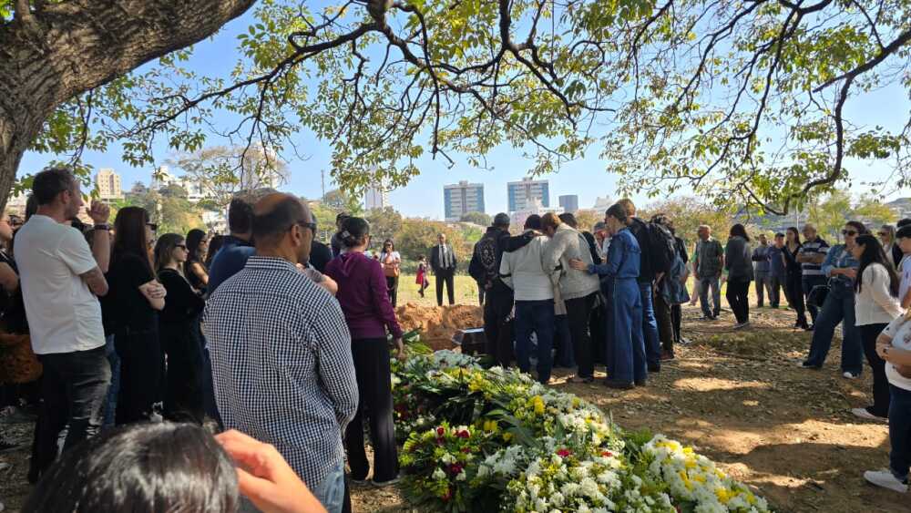 Com música ‘My Way’ e muita comoção, professora de História morta é sepultada em BH