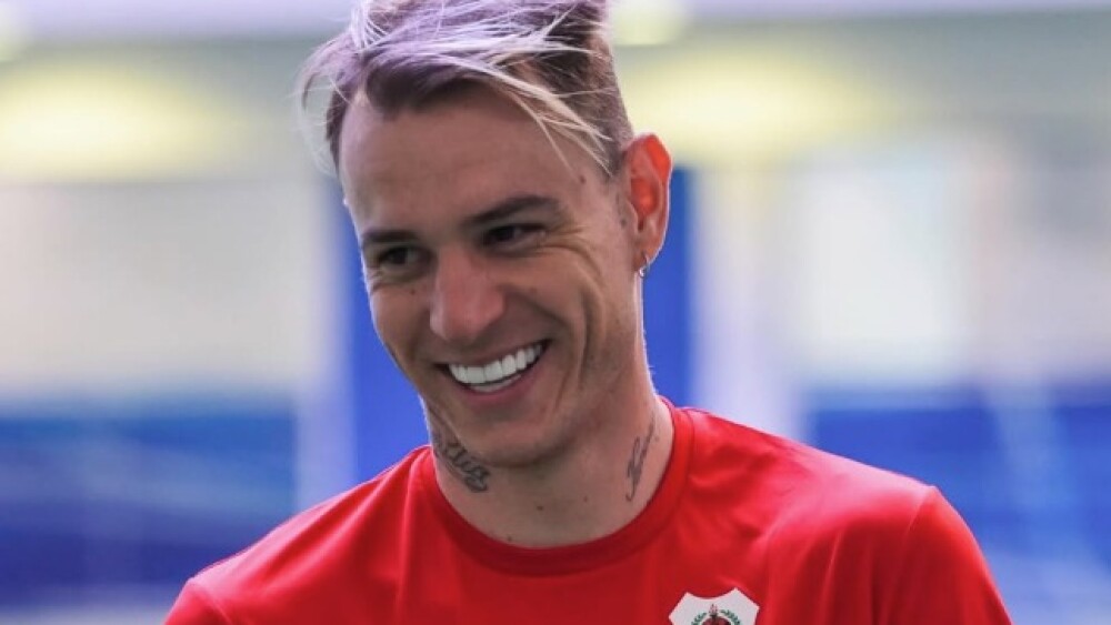 Grêmio oficializa proposta de até 15 milhões de euros pelo atacante Róger Guedes