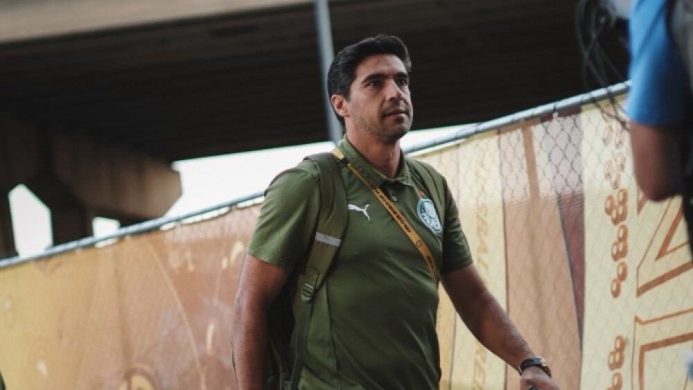 Palmeiras retorna ao Brasil com elenco enfraquecido para sequência desgastante e decisiva
