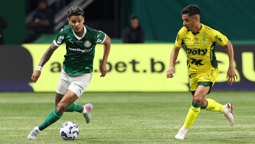 Palmeiras mantém postura firme em negociação por Richard Ríos, alvo de Roma e Benfica