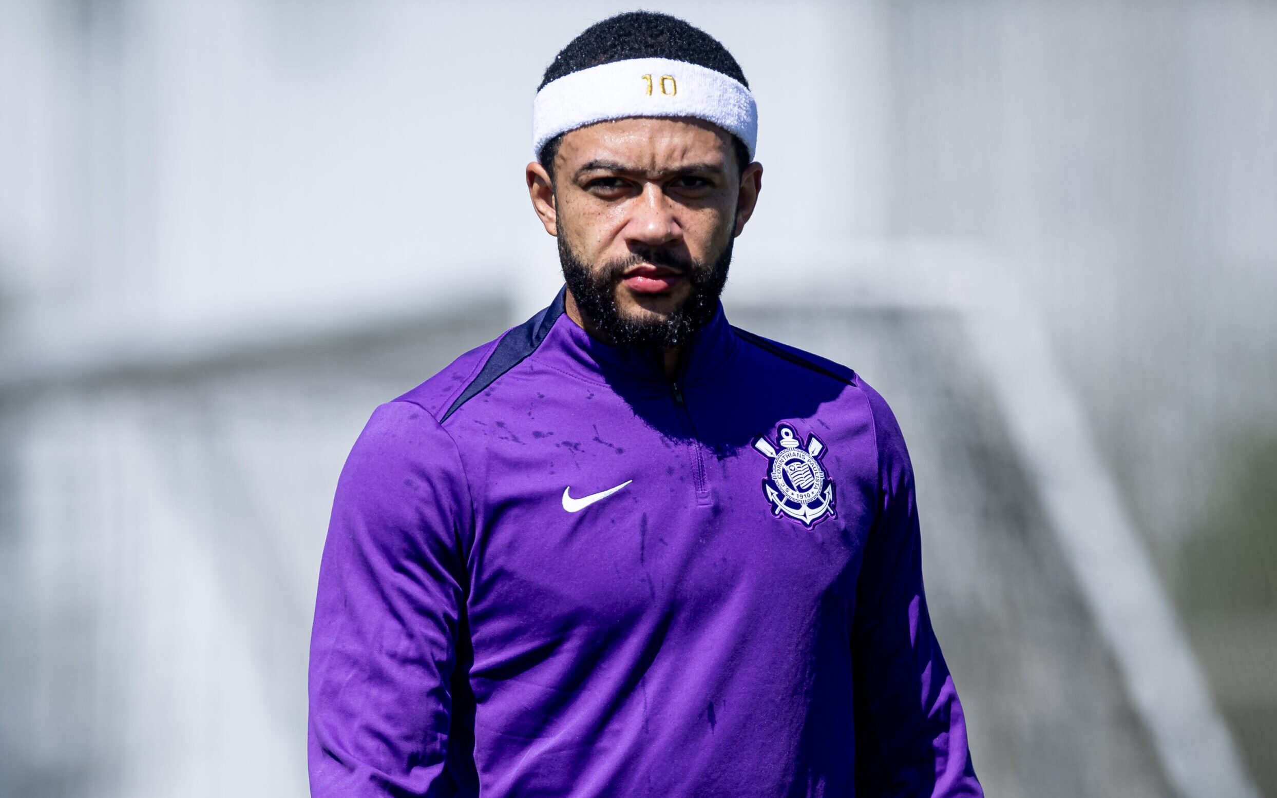 Corinthians busca renegociar contrato de Memphis diante de obstáculos financeiros