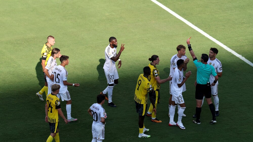 Titular do Real Madrid critica árbitro brasileiro por expulsão no Mundial