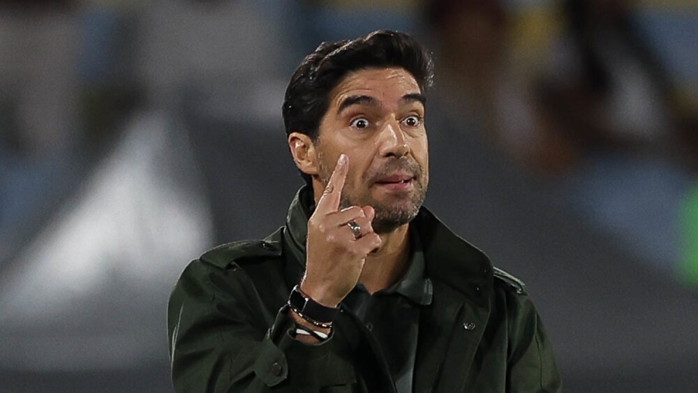 Abel Ferreira protege Vitor Roque e rebate críticas no Palmeiras