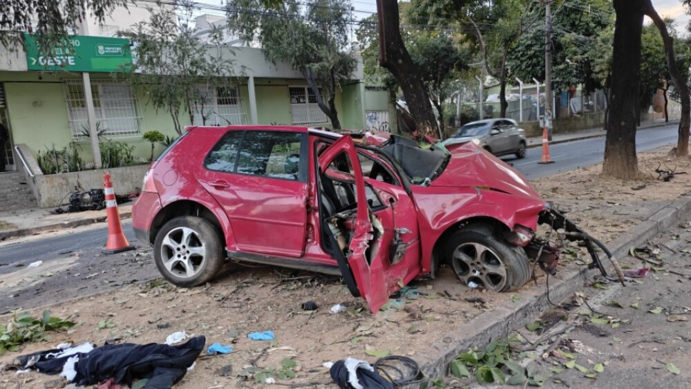Ocupante de carro morre após acidente na Avenida Barão Homem de Melo, em Belo Horizonte