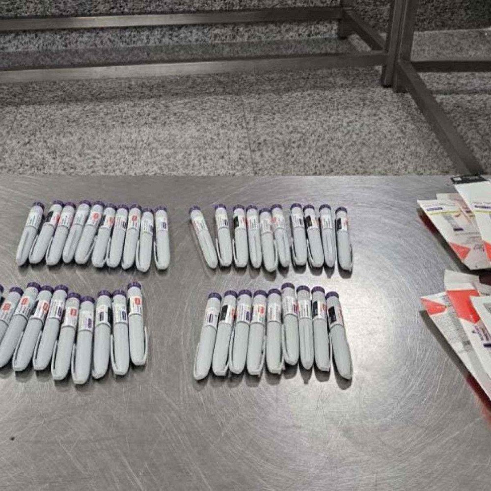 Passageira é flagrada com R$ 250 mil em canetas do medicamento Mounjaro no Aeroporto de Confins