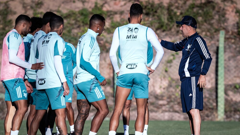 Cruzeiro intensifica treinos e disputa amistoso para manter ritmo na pausa do Brasileirão