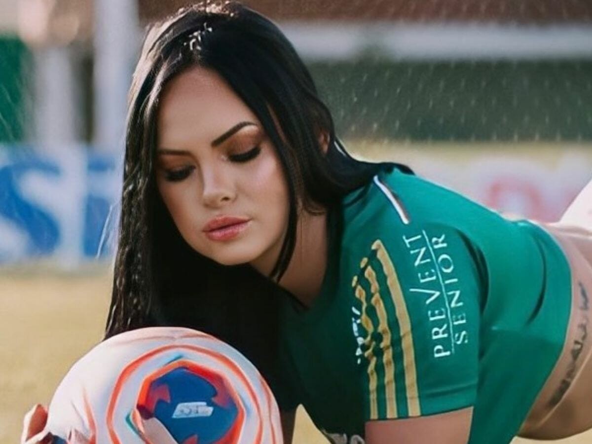 Musa do Palmeiras posa de biquíni verde e exibe curvas impressionantes