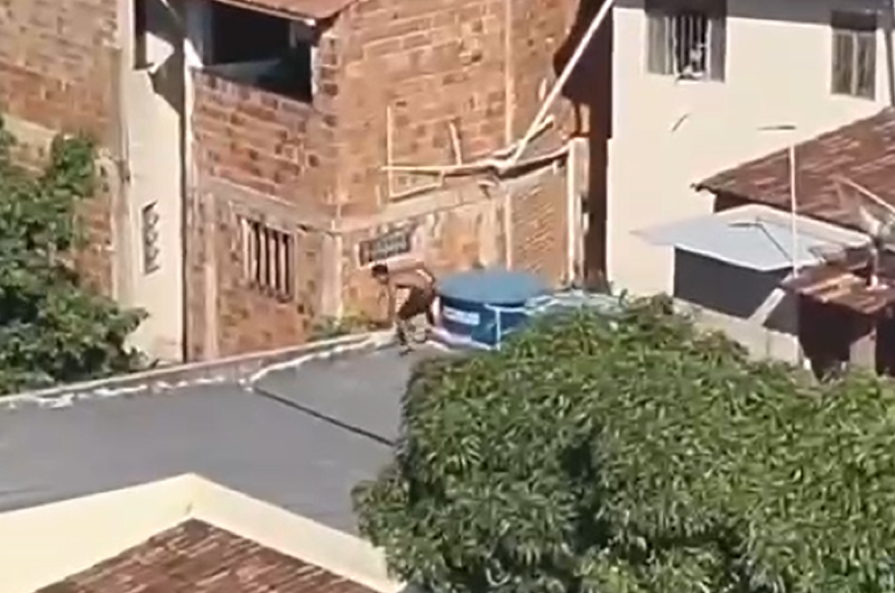 Homem tenta fugir da polícia pulando telhados em Governador Valadares