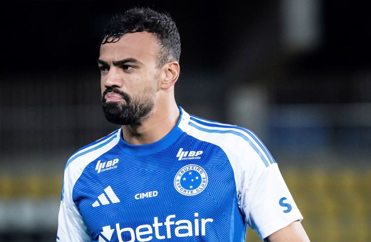 Fabrício Bruno critica gramado do Estádio Kleber Andrade após vitória do Cruzeiro