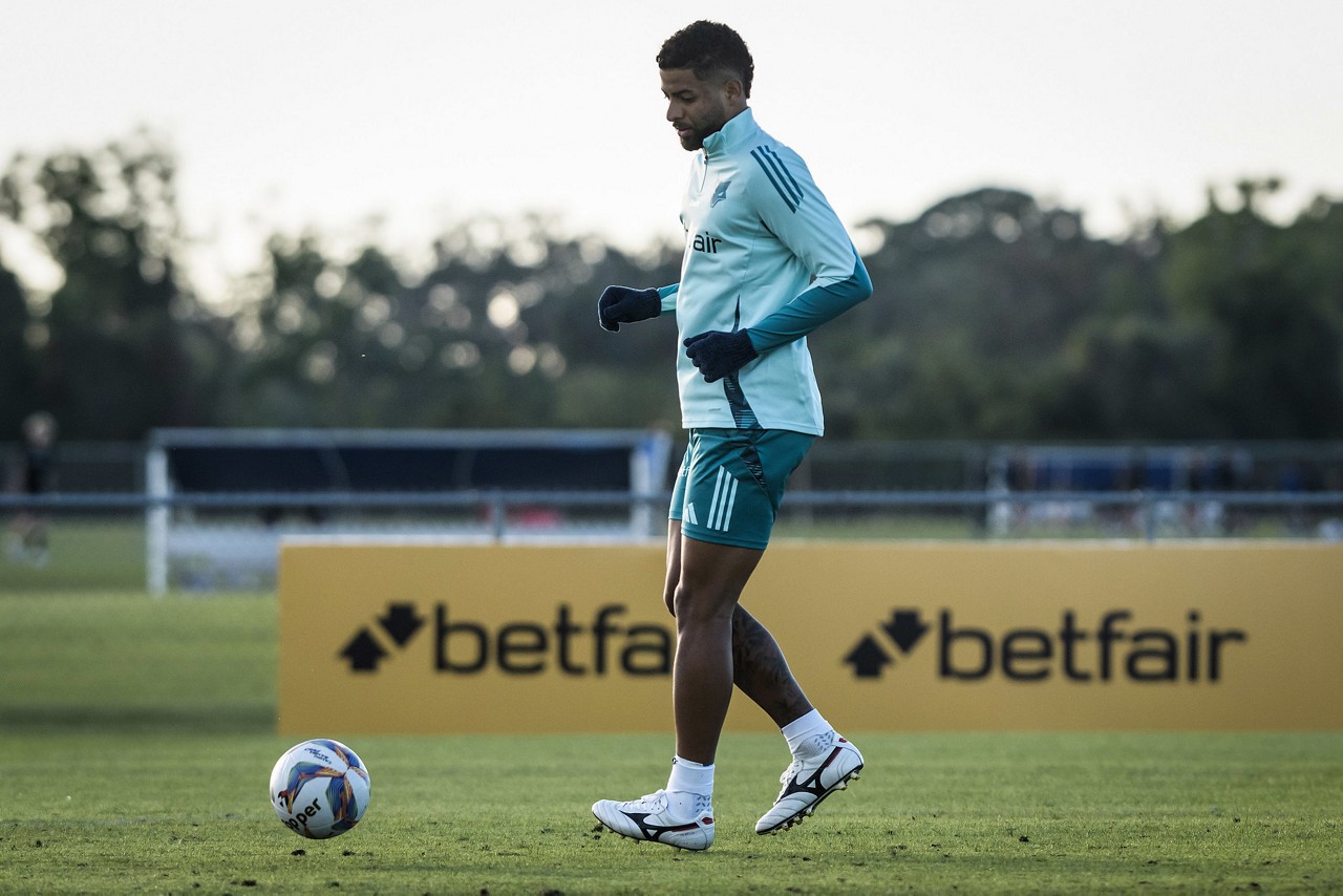 João Marcelo, zagueiro do Cruzeiro, passará por exames devido a lesão no joelho