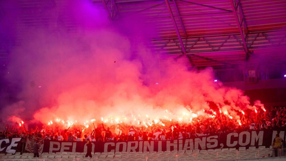 Torcedores do Corinthians são detidos por uso de sinalizadores; Ceará cobra punições