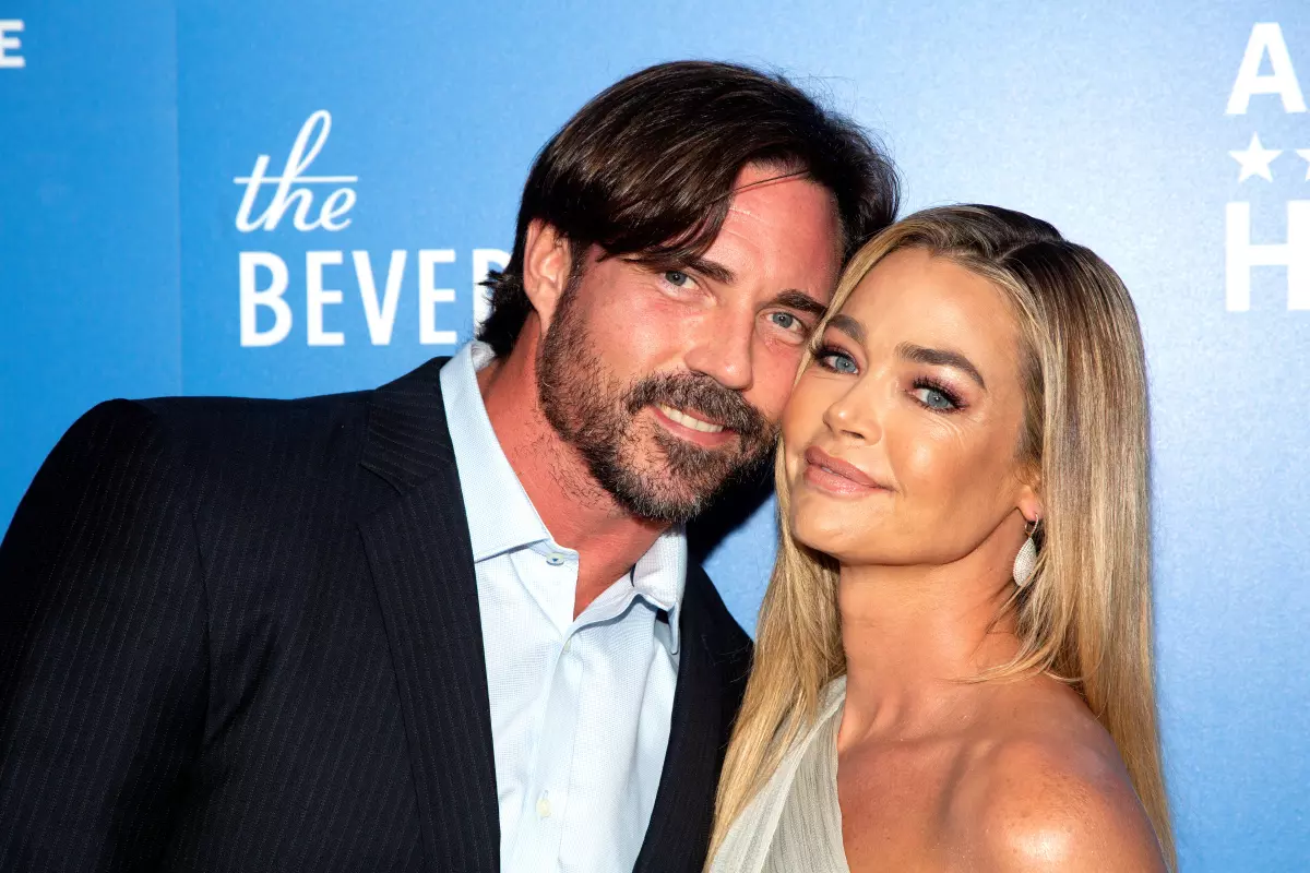 Atriz Denise Richards relata anos de abusos e agressões do ex-marido