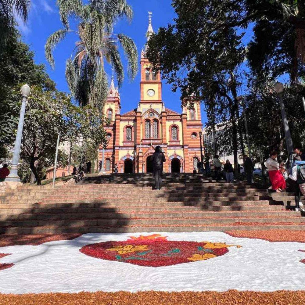 Fiéis celebram Corpus Christi em Belo Horizonte com tapetes devocionais