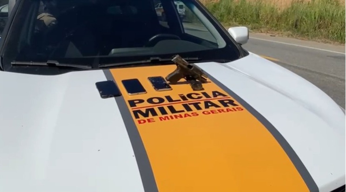 Dupla é presa pela PM em Minas após tentativa de fuga com arma ilegal