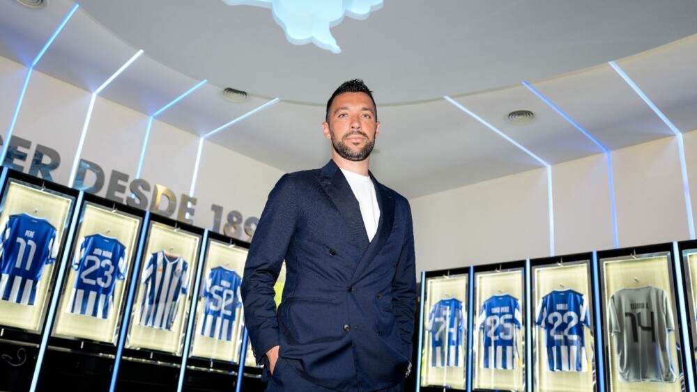 Porto anuncia contratação de jovem técnico após fracasso no Mundial