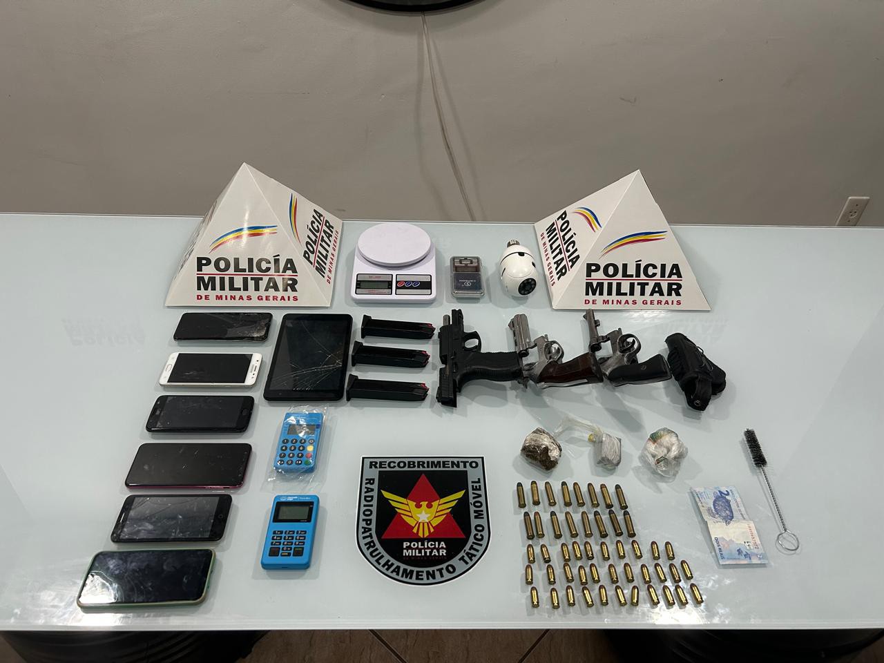 Homens detidos por posse de armas e drogas em Governador Valadares
