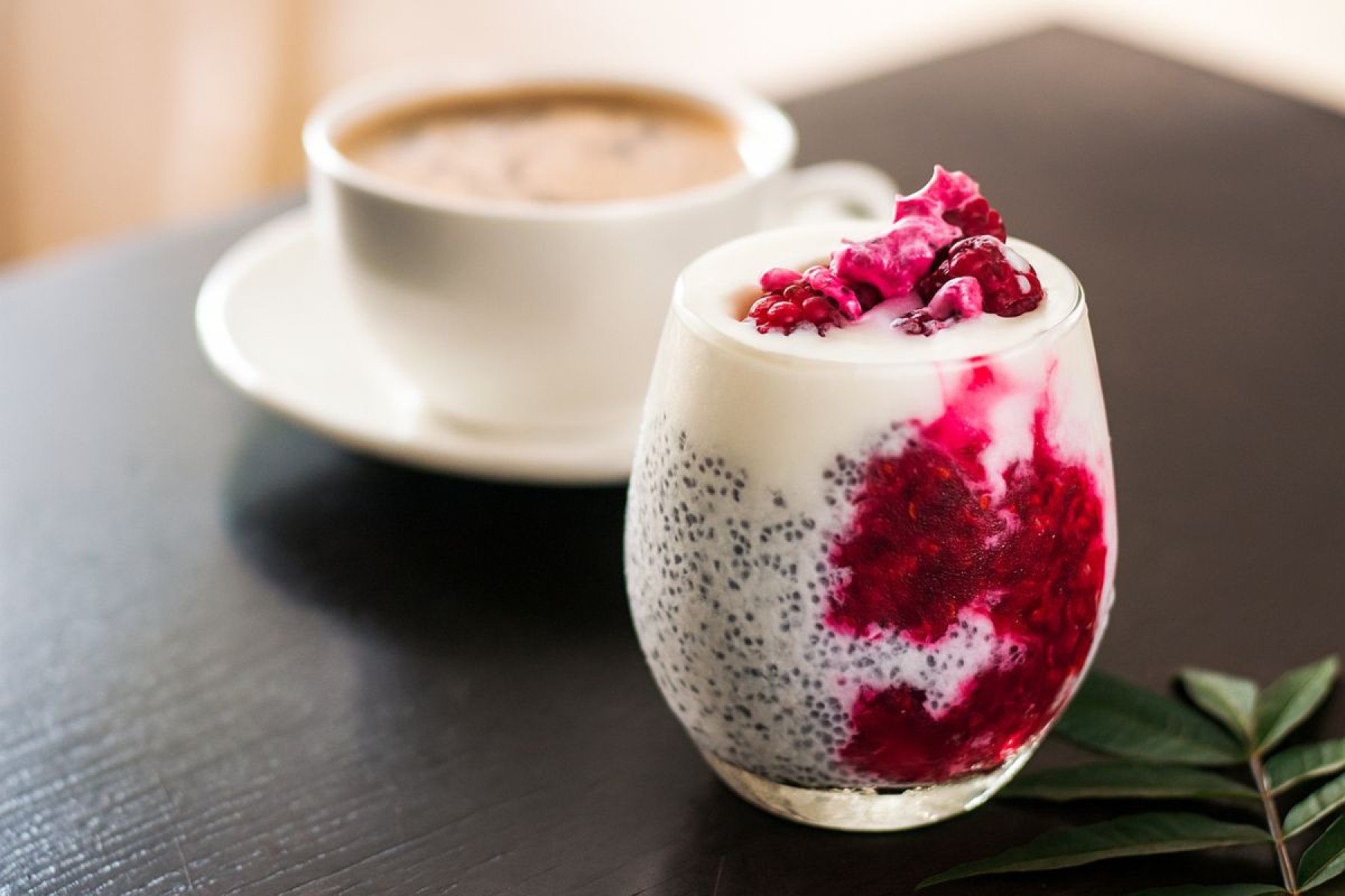 Sobremesa vegana: pudim de chia com calda de pitaya