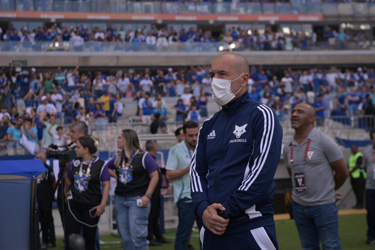 Jogadores do Cruzeiro e técnico Leonardo Jardim enfrentam indisposições físicas antes de partida