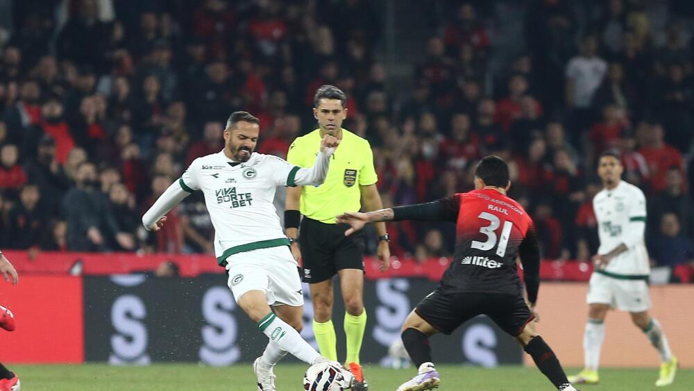 Goleiro do Athletico-PR falha, Goiás vence e cola no líder da Série B