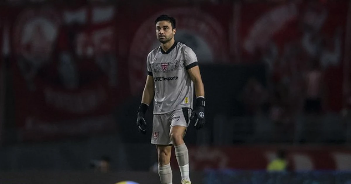 Contra o Cruzeiro, goleiro Matheus Albino completa 100 jogos pelo CRB